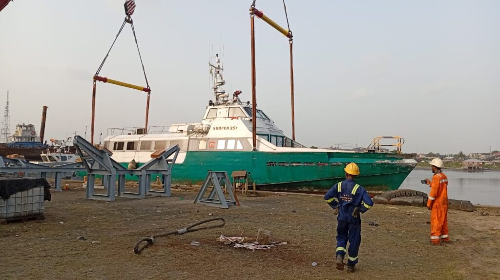 TANDEM LIFT – LAUNCHING OF VESSEL